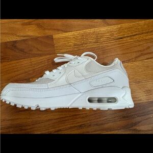 nike air max 90 with gold chain